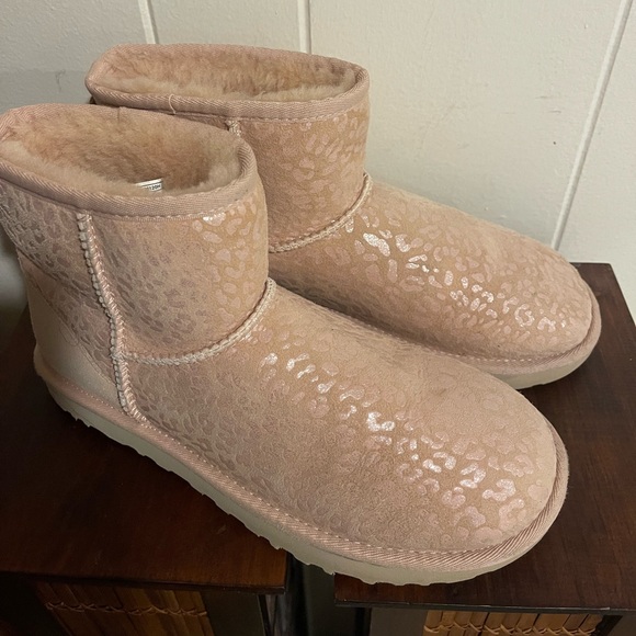 Ugg Mini Classic in snow leopard- color pink- size 8 women - Picture 2 of 7